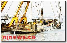 长江翻沉浓硫酸船打捞出水,未造成水污染